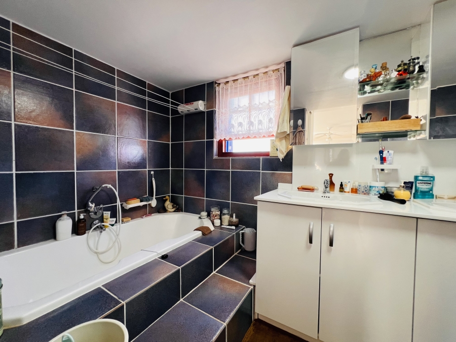 3 Bedroom Property for Sale in Paradise Beach Western Cape